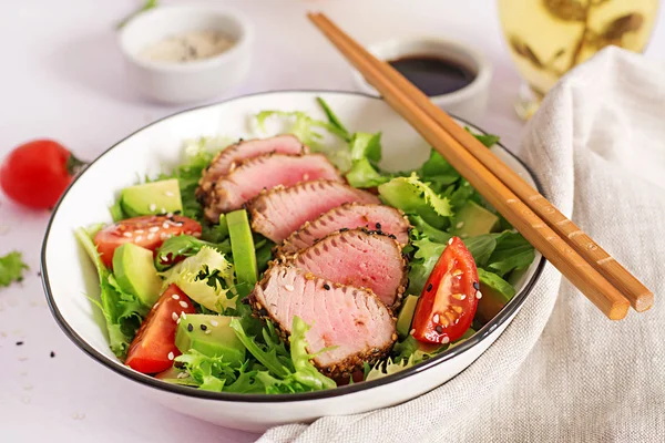 Salată Ton Salată Tradițională Japoneză Bucăți Ton Ahi Grătar Mediu — Fotografie, imagine de stoc