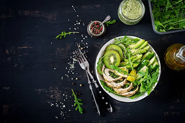 Prato Tigela Buda Com Filé Frango Abacate Pepino Salada Rúcula — Fotografia de Stock