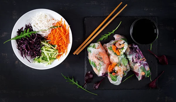 越南素食春卷 有辣虾 胡萝卜 红卷心菜和米粉 美味的饭菜 顶部视图 平面布局 复制空间 — 图库照片