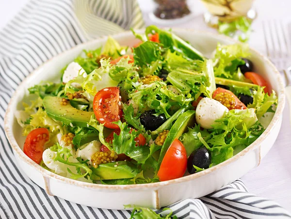 Frisse Salade Met Avocado Tomaat Olijven Mozzarella Een Kom Fitness — Stockfoto