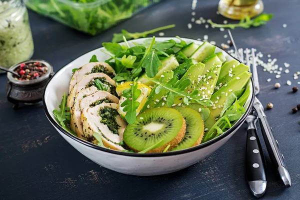 Plato Con Filete Pollo Aguacate Pepino Ensalada Rúcula Fresca Sésamo — Foto de Stock