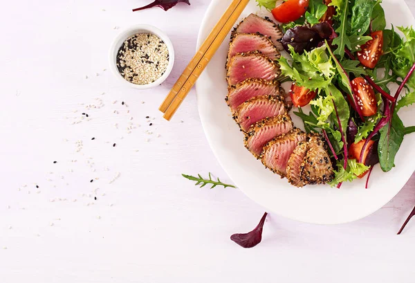 Salada Tradicional Japonesa Com Pedaços Atum Ahi Grelhado Médio Raro — Fotografia de Stock