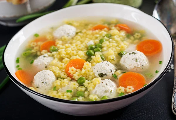 Italiensk Kjøttbollesuppe Stellinglutenfri Pasta Bolle Svart Bord Kostsuppe Barnemeny Smakfull – stockfoto