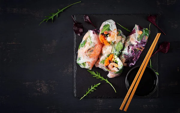 Rollos Primavera Vegetarianos Vietnamitas Con Camarones Picantes Gambas Zanahoria Pepino — Foto de Stock