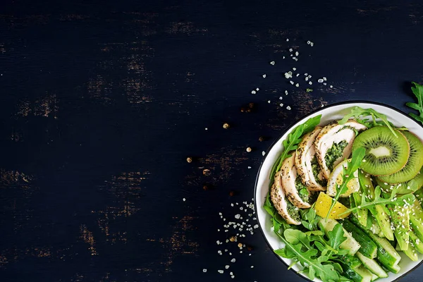 Budda Ciotola Con Filetto Pollo Avocado Cetriolo Insalata Rucola Fresca — Foto Stock