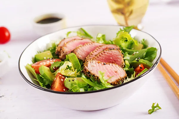 Salada Atum Salada Tradicional Japonesa Com Pedaços Atum Ahi Grelhado — Fotografia de Stock