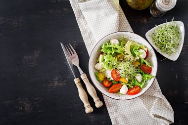 Vejetaryen kiraz domates, mozzarella ve marul salatası. İtalyan mutfağı. Üstten Görünüm. Düz yatıyordu