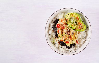 Pirinç, lahana turşusu kimchi, avokado, nori ve susam kupa vegan salata. Suşi yemek melez eğilim. Genel gider, en iyi görünüm, düz yatıyordu.
