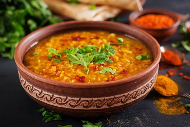 Hint dal. Geleneksel Hint çorbası mercimek. Hint Dhal baharatlı köri kase, baharatlar, bitkiler, rustik siyah ahşap arka plan. Otantik Hint yemeği. Ek yük