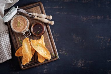 Tavuk ev yapımı karaciğer Yapıştır veya tost ile cam kavanoz ve İsveç kirazı reçel biber pate. Üstten Görünüm, kopya alanı