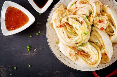 Çin lahanası. Kimchi lahana. Kore geleneksel yemeği. Fermente gıda. Vejetaryen yiyecekler kavramı. Üstten Görünüm. Düz yatıyordu