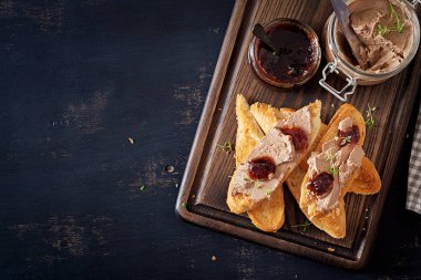 Tavuk ev yapımı karaciğer Yapıştır veya tost ile cam kavanoz ve İsveç kirazı reçel biber pate. Üstten Görünüm, kopya alanı