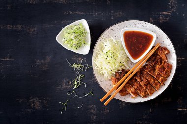 Japon mutfağı. Kızarmış domuz pirzolası veya Japon chop lahana ve tonkatsu sos. Üstten Görünüm