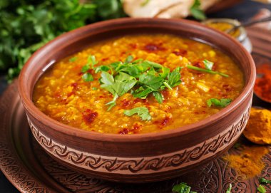 Hint dal. Geleneksel Hint çorbası mercimek. Hint Dhal baharatlı köri kase, baharatlar, bitkiler, rustik siyah ahşap arka plan. Otantik Hint yemeği. Ek yük