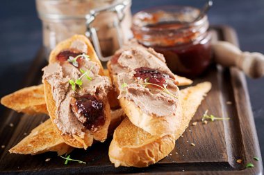 Tavuk ev yapımı karaciğer Yapıştır veya tost ile cam kavanoz ve İsveç kirazı reçel biber pate. Kopya alanı