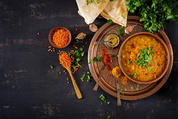 印度达尔 传统的印度汤小扁豆 印度达尔辣咖喱碗 质朴的黑色木背景 顶部视图 正宗的印度菜 — 图库照片