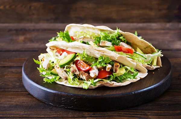 Panini Pane Alla Pita Con Carne Pollo Alla Griglia Avocado — Foto Stock