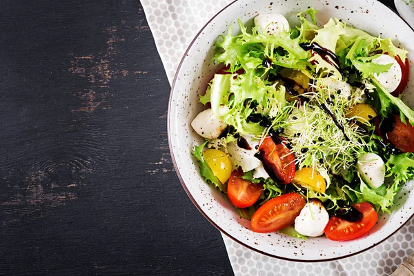 Insalata Vegetariana Con Pomodorini Mozzarella Lattuga Cucina Italiana Vista Dall — Foto Stock