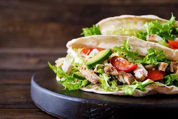 Sanduíches Pão Pita Com Carne Frango Grelhada Abacate Tomate Pepino — Fotografia de Stock