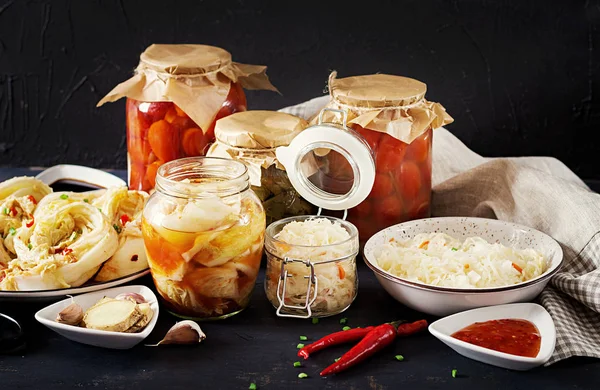 Fermenterad Mat Vegetarisk Matkoncept Kål Kimchi Tomater Marinerad Surkål Sura — Stockfoto