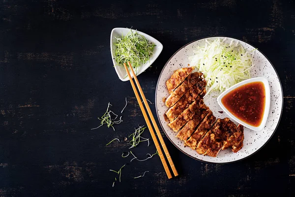 日本料理 炸猪排 或日本肉鸡排配卷心菜和汤加酱 顶视图 — 图库照片