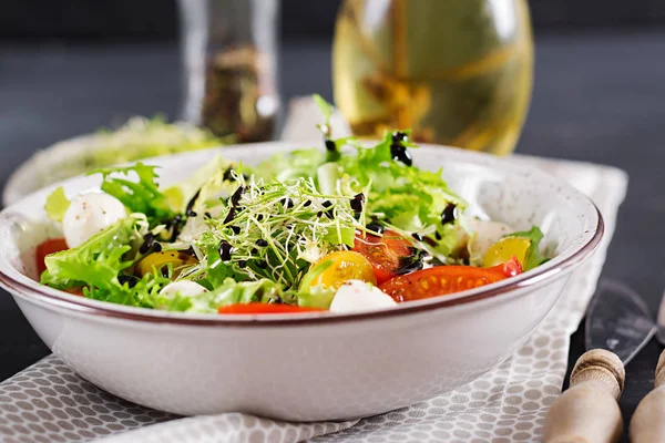 Salată Vegetariană Roșii Cherry Mozzarella Salată Verde Bucătărie Italiană — Fotografie, imagine de stoc