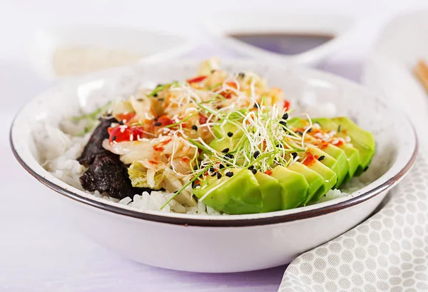 Ensalada Vegana Con Arroz Col Kimchi Escabeche Aguacate Nori Sésamo —  Fotos de Stock