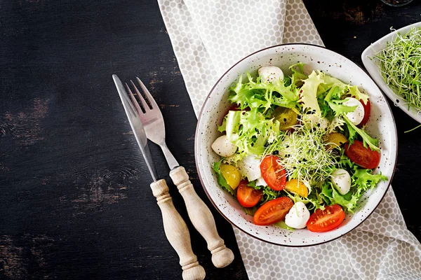 Vegetariánský Salát Cherry Rajčaty Mozzarellou Hlávkový Salát Italská Kuchyně Pohled — Stock fotografie