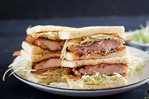 Кацу Сандо Японский Сэндвич Хлебной Свиной Отбивной Капустой Соусом Тонкацу — стоковое фото