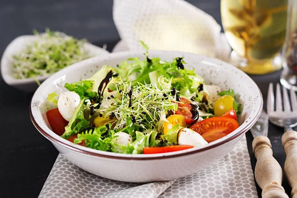 Vegetarian Salad Cherry Tomato Mozzarella Lettuce Italian Cuisine — Stock Photo, Image