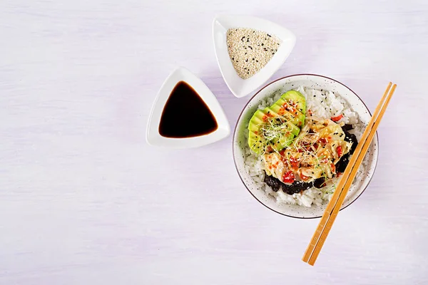 蔬菜沙拉配米饭 紫菜和芝麻碗 苏希食品杂交种的趋势 顶视图 平坦的铺设 — 图库照片