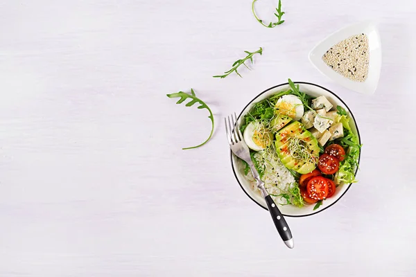 健康的绿色素食泡碗午餐 桌上有鸡蛋 西红柿 鳄梨和蓝色奶酪 潮流美食 顶部视图 — 图库照片