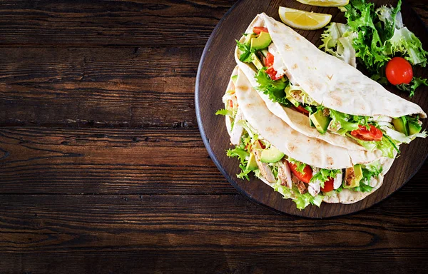 Sanduíches Pão Pita Com Carne Frango Grelhada Abacate Tomate Pepino — Fotografia de Stock