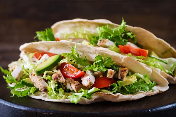 Fladenbrot Sandwiches Mit Gegrilltem Hühnerfleisch Avocado Tomaten Gurken Und Salat — Stockfoto