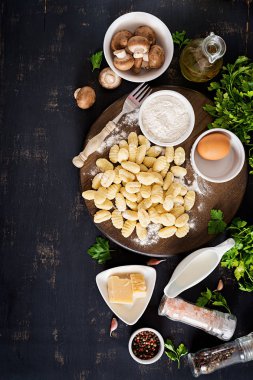 Pişmemiş ev yapımı Gnocchi parsle bir mantar krema sos ile