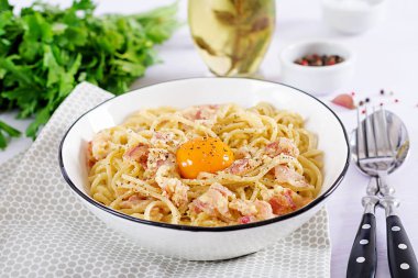 Pancetta, yumurta, parmesan peyniri ve krem soslu klasik ev yapımı carbonara makarnası. İtalyan mutfağı. Carbonara soslu spagetti..