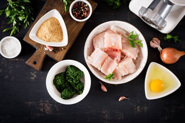 Ev yapımı balık köftesi cod, ıspanak, yumurta ve ekmek kırıntıları için malzemeler. Kıyılmış morina gelen ham pirzola. Üstten Görünüm.