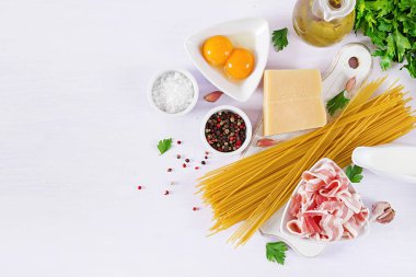 Yemek Carbonara makarna, spagetti pancetta, yumurta, biber, tuz ve sert parmesan peyniri için malzemeler. İtalyan mutfağı. Makarna alla carbonara. Üstten Görünüm, düz yatıyordu, kopya alanı
