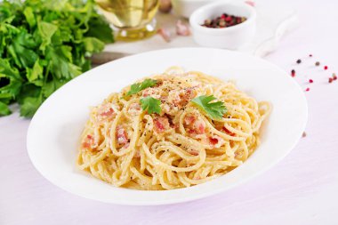 Pancetta, yumurta, parmesan peyniri ve krem soslu klasik ev yapımı carbonara makarnası. İtalyan mutfağı. Carbonara soslu spagetti..
