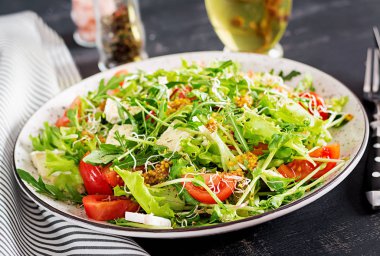 Mix mikro Yeşiller ve camembert peyniri domates salatası.