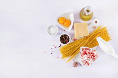 Yemek Carbonara makarna, spagetti pancetta, yumurta, biber, tuz ve sert parmesan peyniri için malzemeler. İtalyan mutfağı. Makarna alla carbonara. Üstten Görünüm, düz yatıyordu, kopya alanı