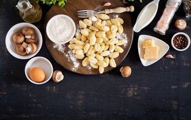 Pişmemiş ev yapımı Gnocchi bir mantar krema sos ve maydanoz koyu arka plan üzerinde kase. Üstten Görünüm