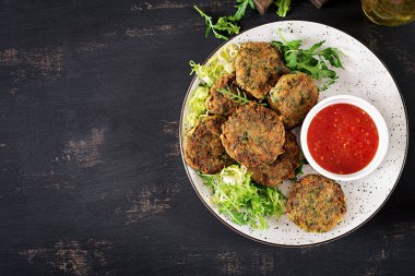 Ana sayfa balık köftesi cod, ıspanak ve ekmek kırıntıları yaptı. Plaka sos ile servis. Kıyılmış morina dan Beşamel sos. Lezzetli ve Besleyici öğle veya akşam yemeği. Üstten Görünüm.