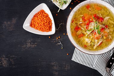 Mercimek, havuç, tavuk eti, kırmızı biber, kereviz bir kase çorba. Üstten Görünüm