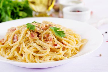 Pancetta, yumurta, parmesan peyniri ve krem soslu klasik ev yapımı carbonara makarnası. İtalyan mutfağı. Carbonara soslu spagetti..