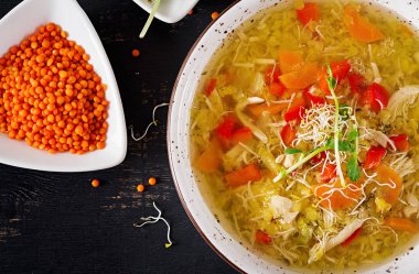 Mercimek, havuç, tavuk eti, kırmızı biber, kereviz bir kase çorba. Üstten Görünüm