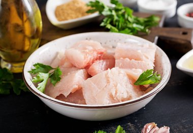 Ev yapımı balık köftesi cod, ıspanak, yumurta ve ekmek kırıntıları için malzemeler. Kıyılmış morina gelen ham Beşamel sos.