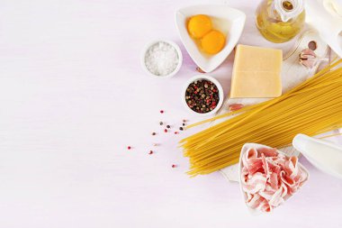 Yemek Carbonara makarna, spagetti pancetta, yumurta, biber, tuz ve sert parmesan peyniri için malzemeler. İtalyan mutfağı. Makarna alla carbonara. Üstten Görünüm, düz yatıyordu, kopya alanı