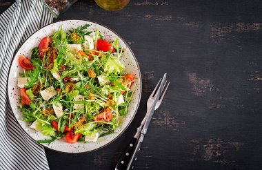 Domates karışımı mikro Yeşiller ve camembert peyniri salatası. En iyi VI