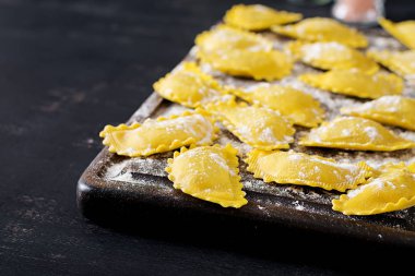 Pişmemiş mantı masada. İtalyan mutfağı.